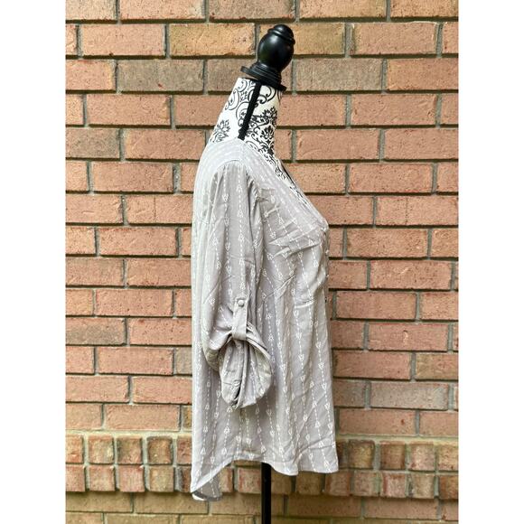 NWT Torrid Light Gray Blouse wi/ Arrow Pattern Size 1X 14-16 - Picture 2 of 7